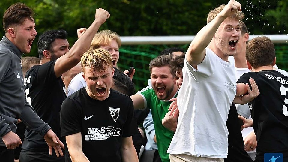 Und dann brachen alle Dämme: Als der Enstand aus Bergheim feststand, feierte der SV Beuel 06 den Klassenerhalt