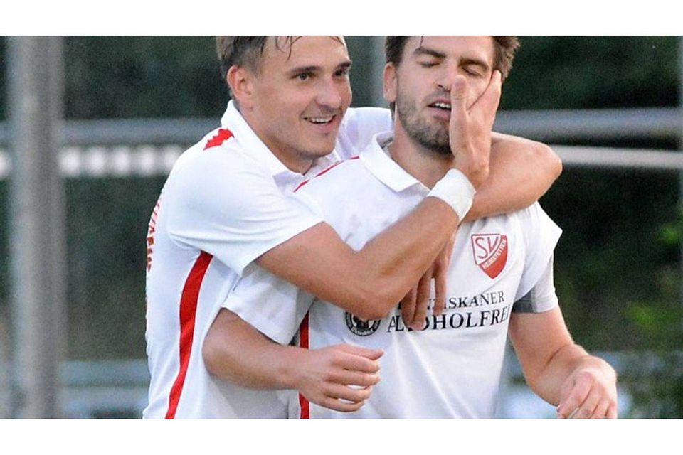 Mach’s gut: Lukas Riglewski umarmt Manuel Duhnke, der an diesem Samstag in Kornburg sein letztes Spiel für den SV Heimstetten bestreitet. Foto: Gerald Förtsch/Archiv