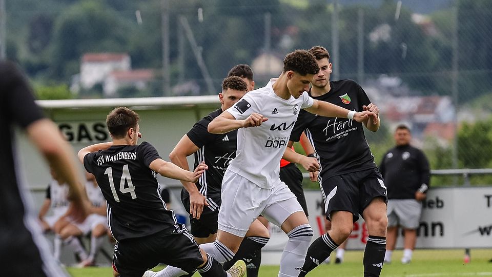 Einen heißen Tanz haben sich Kreisliga-Aufsteiger Wartenberg und Landesligist Landshut geliefert, hier setzte Wartenbergs Daniel Bauer (Nummer 14) ein Tackling gegen Landshuts Kilian Bauer an.