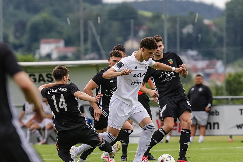 Einen heißen Tanz haben sich Kreisliga-Aufsteiger Wartenberg und Landesligist Landshut geliefert, hier setzte Wartenbergs Daniel Bauer (Nummer 14) ein Tackling gegen Landshuts Kilian Bauer an. Einen heißen Tanz haben sich Kreisliga-Aufsteiger Wartenberg und Landesligist Landshut geliefert, hier setzte Wartenbergs Daniel Bauer (Nummer 14) ein Tackling gegen Landshuts Kilian Bauer an.