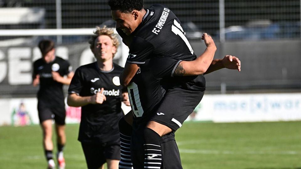 Jubel beim FC Emmendingen, oben Lukas Dämpfle. 