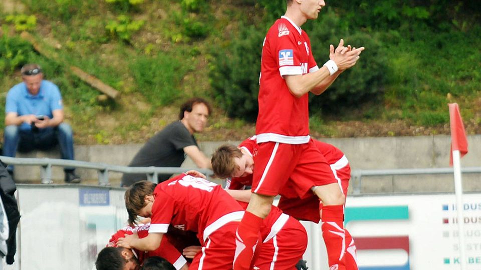 In der Relegation schafften die Fußballer des TSV Aindling den Klassenerhalt in der Landesliga. Vor der neuen Saison haben etliche Kicker den Verein verlassen, unter anderem Stürmer Simon Knauer (stehend).	F.: Walter Brugger