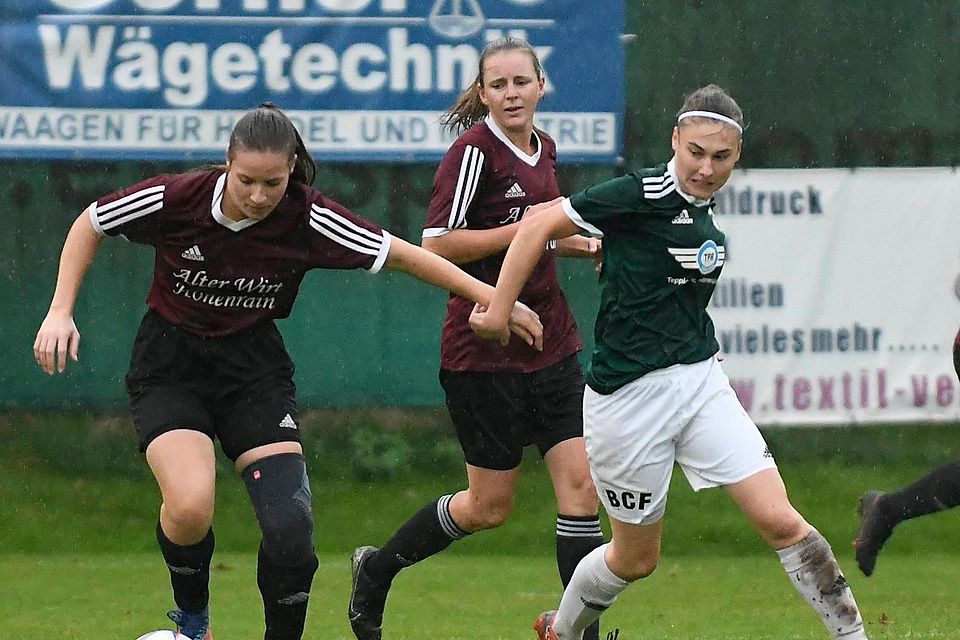 Mit dem Kracher gegen Titelfavorit BCF Wolfratshausen starten die Fußballerinnen des FSV Höhenrain um Lisa Diehl (l.) am Samstag in die neue Bezirksoberliga-Saison. Die Vorbereitung lief gut, dennoch wäre ein Punkt ein Erfolg.