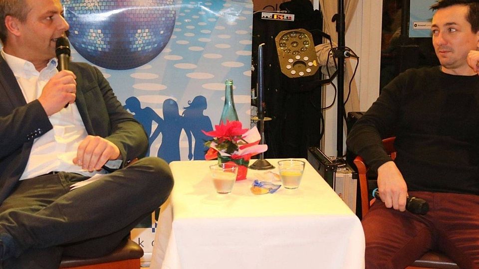 Moderator Matthias Luttmer (links) im Interview mit Ex-Bundesligatrainer Daniel Meyer während des Neujahrstreffs des FC Strausberg.