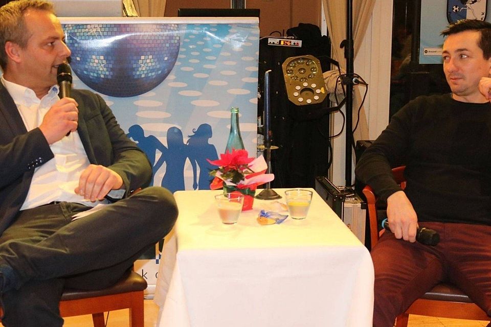 Moderator Matthias Luttmer (links) im Interview mit Ex-Bundesligatrainer Daniel Meyer während des Neujahrstreffs des FC Strausberg.