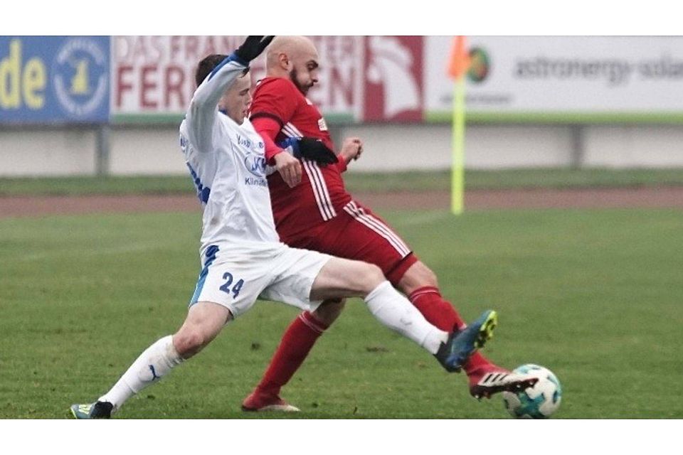 Ball gesichert: Tobias Fiebig vom 1. FC Framkfurt behauptet das Spielgerät. FOTO: Brokowski
