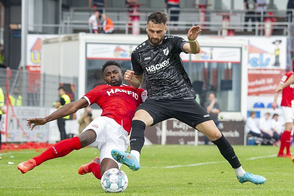 In Torlaune: Damjan Marceta (dunkles Trikot) erzielte beim 5:0 des SV Rödinghausen gegen den BSV Rehden drei Tore.