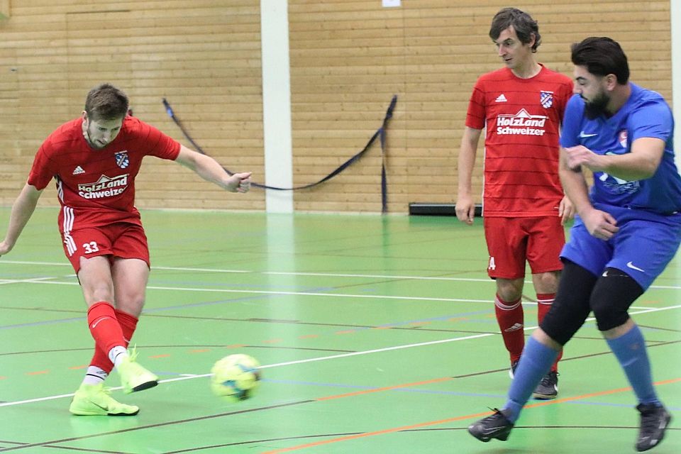 Sie haben Spaß am Futsal: Die Kicker des TSV Peiting (in roten Trikots) zählen im Kreis Zugspitze zu denjenigen, die regelmäßig an der Hallenrunde teilnehmen.