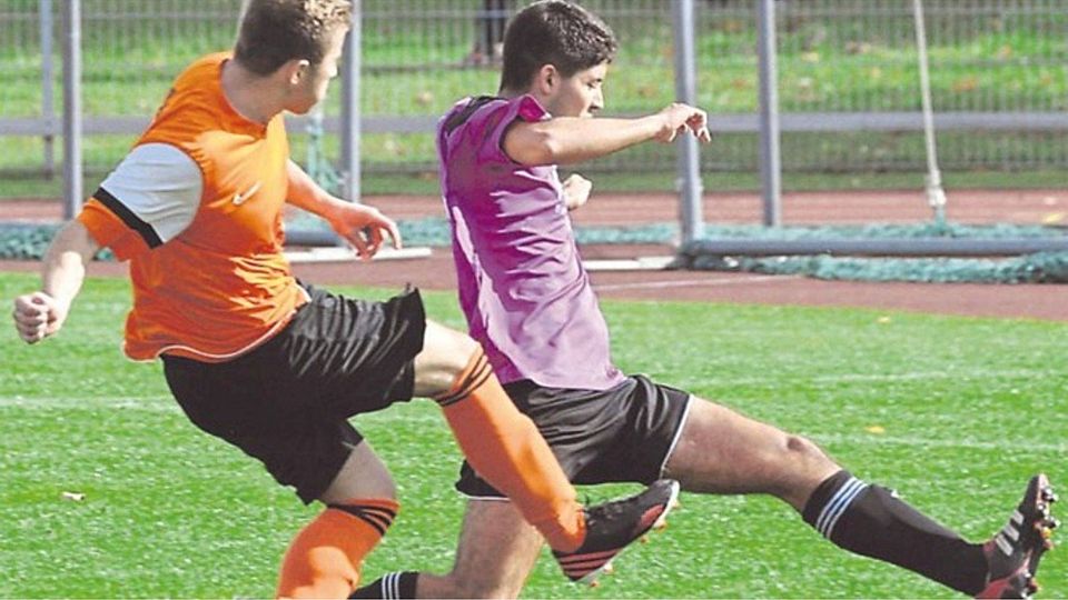 Kadri Kuci (l.) brachte mit seinem Treffer zum 1:0 den TSV Pliening auf die Siegerstraße.