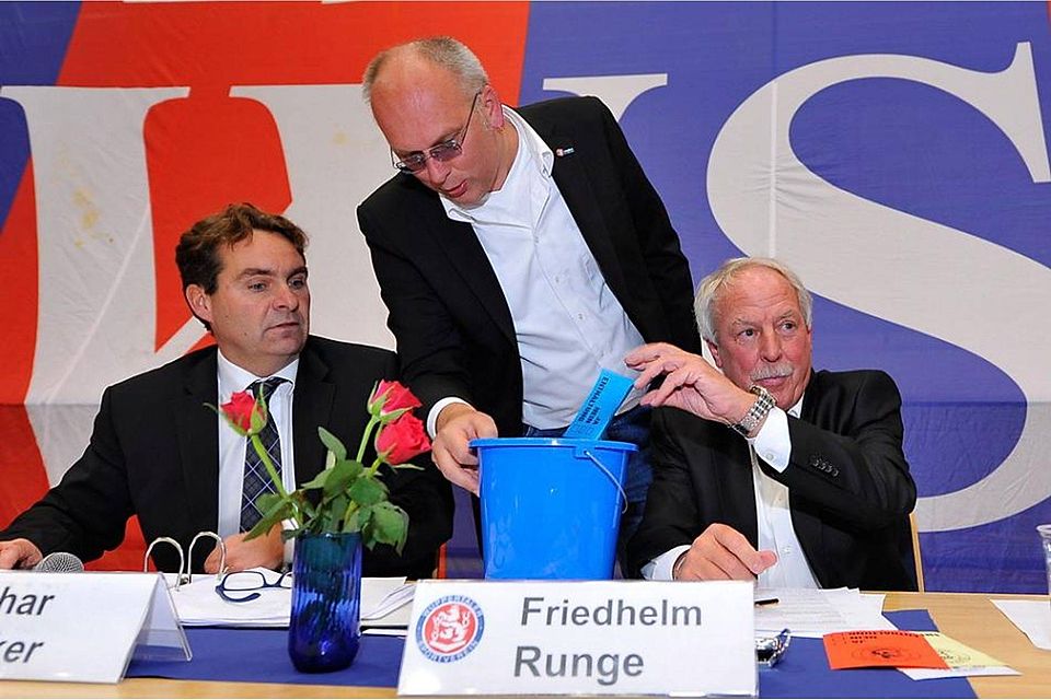 Friedhelm Rnge (re.) auf einer Mitgliederversammlung des WSV. Links Finnzvorstand Lothar Stücker. Foto: Dirk Freund