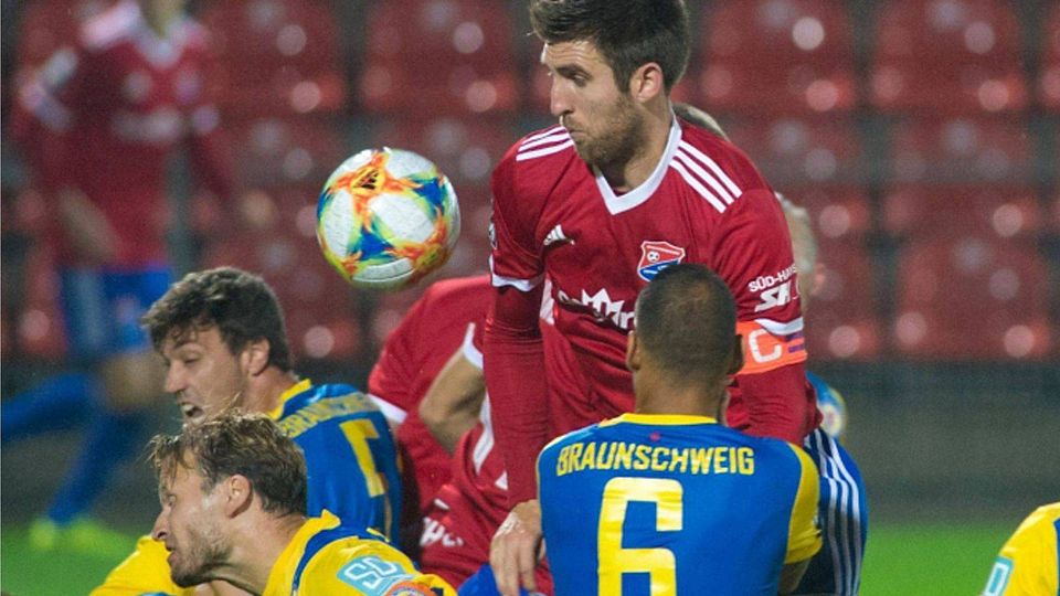 Nach dem Kreuzbandriss bei Dominik Stahl übernimmt Abwehrrecke Alexander Winkler die Kapitänsbinde.  Brouczek