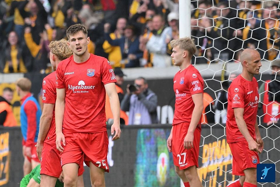 Ein Bein stellte sich Unterhaching heute selbst – die Rote Karte leitete die späte Niederlage ein.