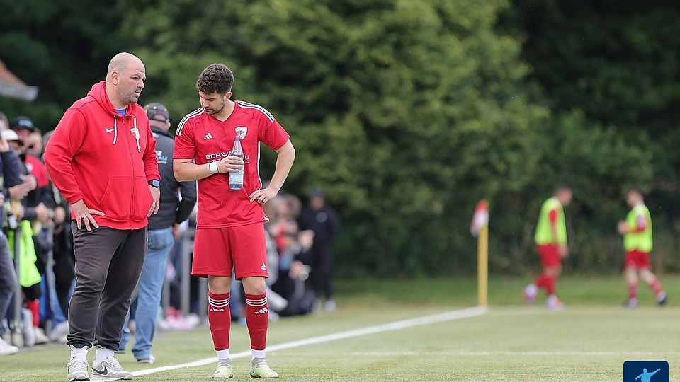 Die SG Nassau Diedenbergen um Coach Benjamin Becker (links) und Spieler Marcel Friedrich (rechts) konnten mit dem 2:2 bei der SG Oberlahn zufrieden sein.