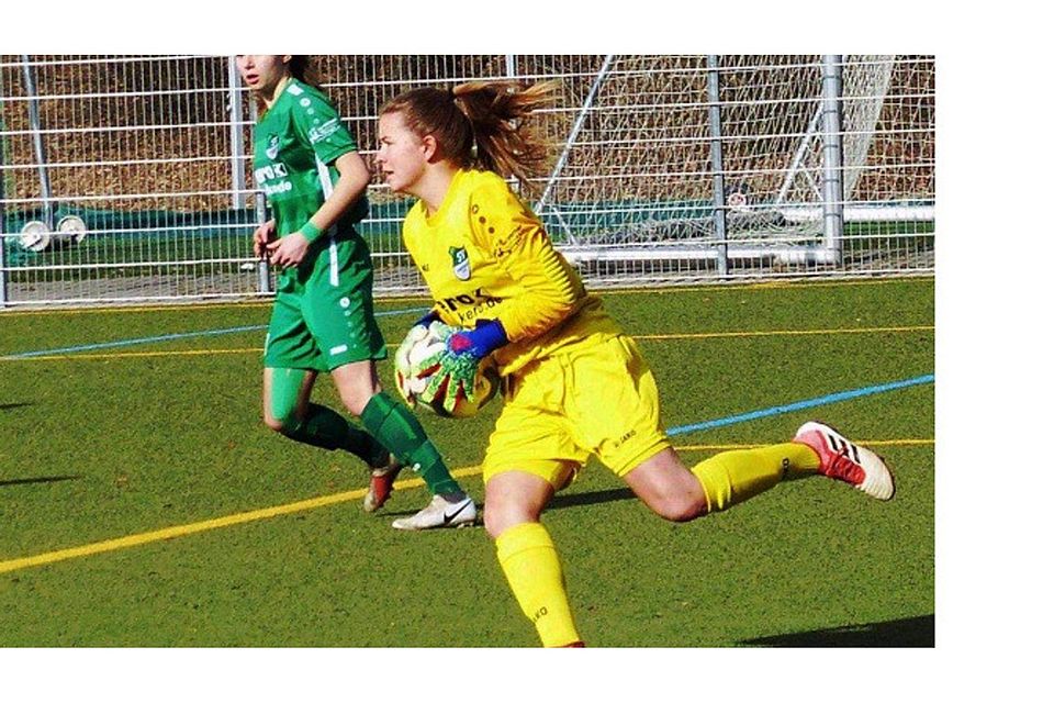 Ließ gegen Nürnberg keinen Gegentreffer zu: (vorn) Alberweilers Torhüterin Laura Bozenhardt. (Foto: Karl Seifert)