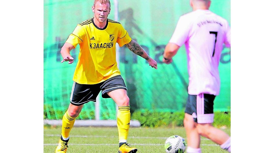 Treibt den Ball nach vorne: Ex-Profi Sascha Dum würde bei einer Saisonfortsetzung auch weiterhin im Trikot des Landesligisten Hertha Walheim auflaufen und erst im Anschluss zu Teutonia Weiden wechseln.