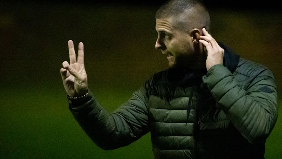 Matthias Hertweck, der Trainer des FC Bergalingen, rechnet vor, welchen Unterschied vier Minuten machen können.  | Foto: Ralf Schäuble