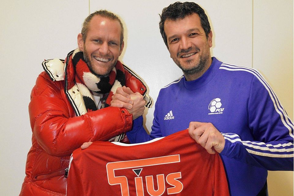 Handschlag: Thomas Weller und FCU-Trainer Ursal Yasar (rechts).