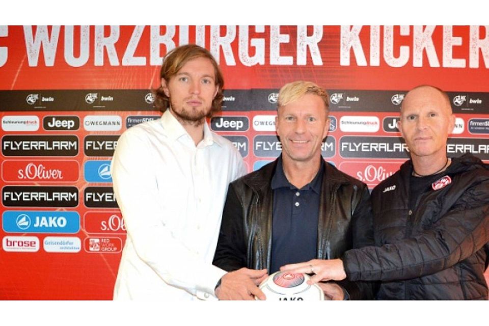 Kickers-Präsident Daniel Sauer (links) und NLZ-Leiter Jochen Seuling (rechts) freuen sich auf die Zusammenarbeit mit Helmut Rahner (Mitte).