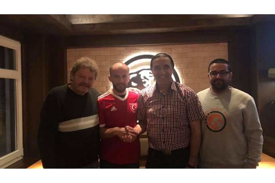 Manager Harald Geilhardt (links), Ersen Adric, Vorsitzender Ahmet Inan und Trainer Nabil Neffati (Foto: Türk Gücü Helmstedt)