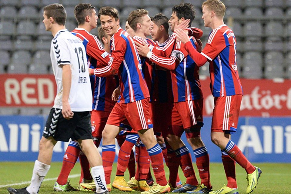 Spiel gedreht: Stefan Buck (2.v.re.) wird in der FCB-Jubeltraube für sein zwischenzeitliches 2:1 geherzt. F: Leifer