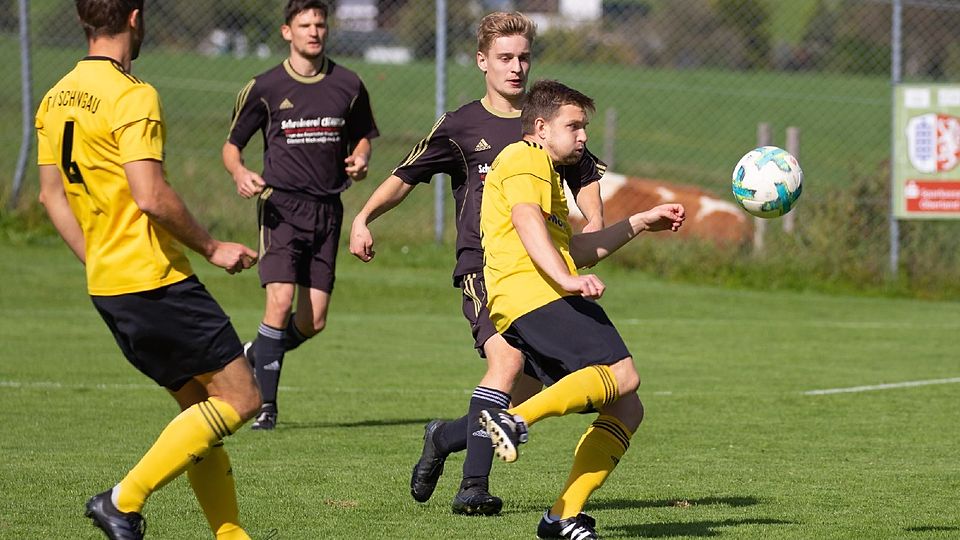 Der TSV Schongau (hier in den gelben Trikots bei einem Spiel gegen den TSV Ingenried) gewann das Stadtduell gegen den FC Kosova im Totopokal.