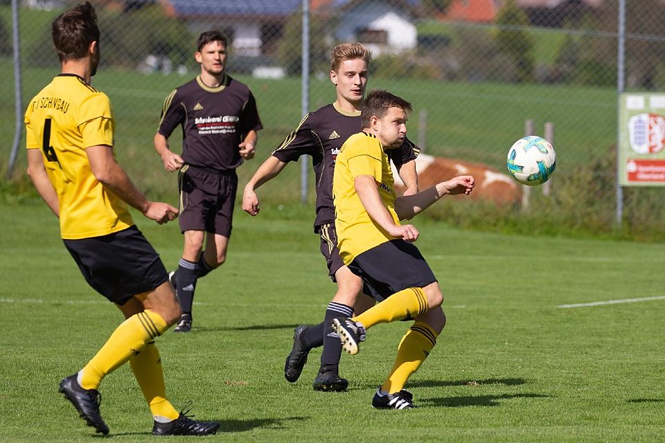 Der TSV Schongau (hier in den gelben Trikots bei einem Spiel gegen den TSV Ingenried) gewann das Stadtduell gegen den FC Kosova im Totopokal.