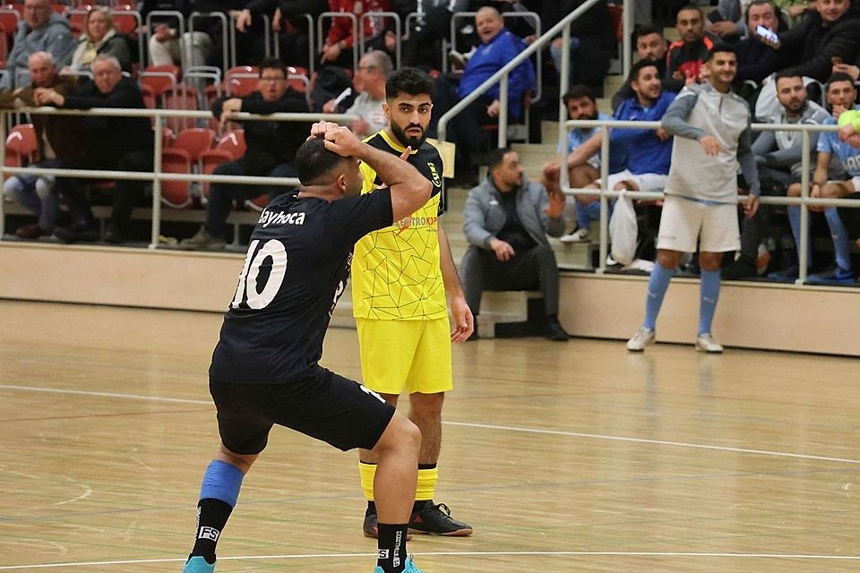 Emrullah Bayhoca kann die Schiedsrichterentscheidung nicht fassen.