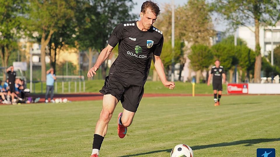 Lars Jaud, Torschütze zum zwischenzeitlichen 2:1-Führungstreffer für seine SSV Dillingen, schob mit seinen Mannschaftskameraden nach dem späten Gegentreffer zum 2:2-Endstand im Derby gegen Spitzenteam Türk Gücü Lauingen zunächst einmal Frust.