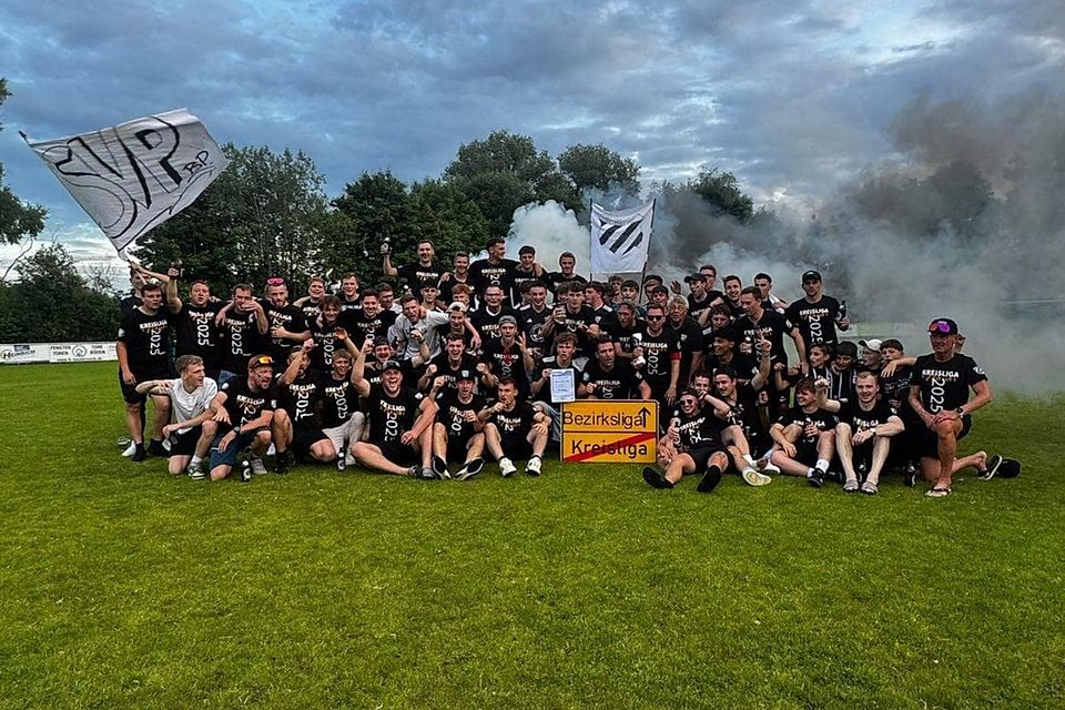 Nächster Halt Bezirksliga! Der Aufstieg wurde beim SV Polling ordentlich gefeiert.