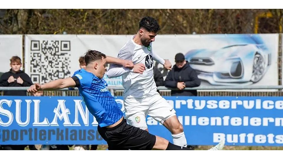 Mahir Marankoz (hinten) und seine Teamkollegen vom FC Amedspor Wetzlar müssen sich beim FC Burgsolms II um Bastian Dern mit einem 0:0-Unentschieden begnügen. © Isabel Althof