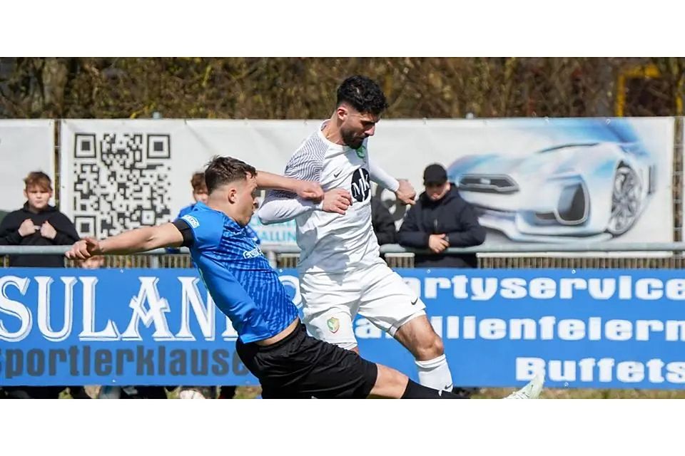 Mahir Marankoz (hinten) und seine Teamkollegen vom FC Amedspor Wetzlar müssen sich beim FC Burgsolms II um Bastian Dern mit einem 0:0-Unentschieden begnügen. © Isabel Althof