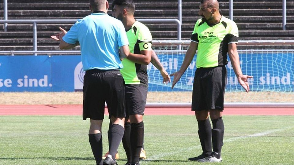 Was ist nur los? Kickers-Kicker Cengiz Güler (rechts) versteht die Welt nicht mehr, während Teamkollege Mustafa Ciro mit dem Schiedsrichter diskutiert.	Foto: Mario Luge