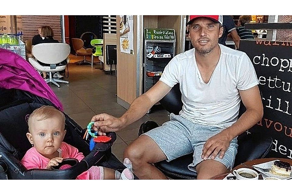 Neben dem Sport steht inzwischen die Familie im Mittelpunkt: Pavel Dobry mit seiner knapp einjährigen Tochter Julie.