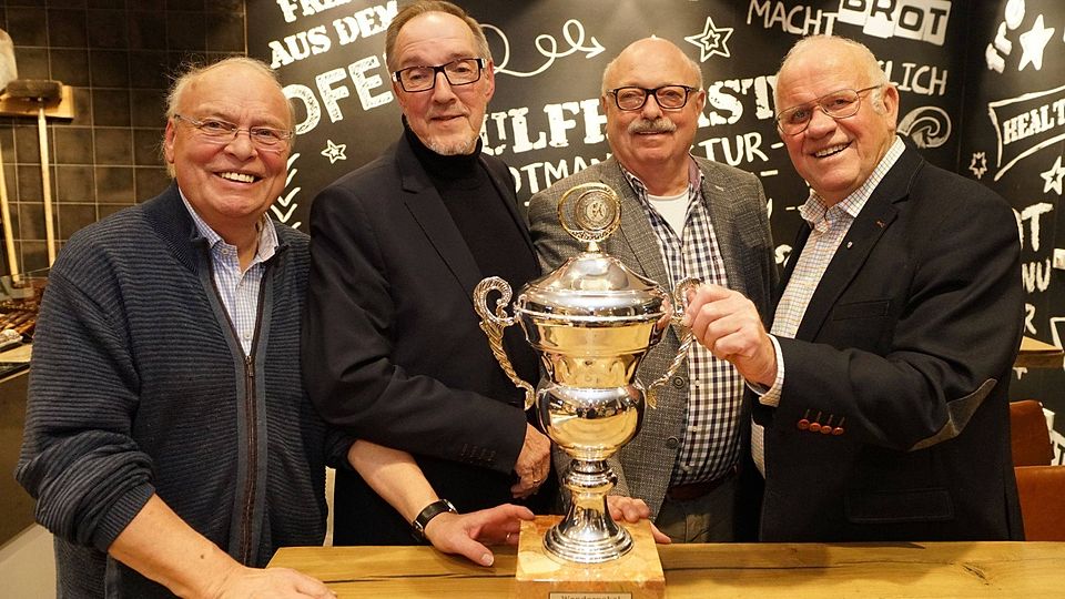 Präsentieren den Pokal: Jürgen Niemann (v.l.), Hans-Jürgen Laufer, Hans Wulfhorst und Werner Jöstingmeyer.