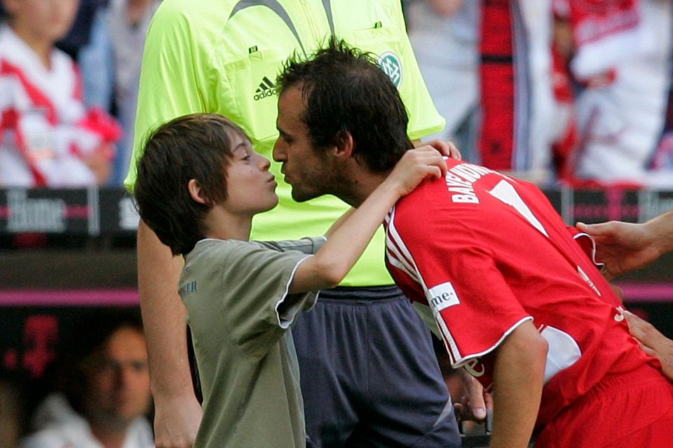 Am letzten Spieltag der Saison 2006/2007: Mehmet Scholl beendet seine Karriere und wird von Sohn Lucas bei der Auswechslung mit einem Kuss empfangen. 