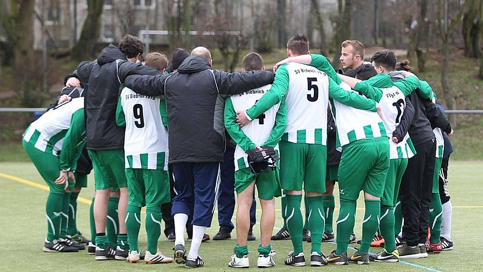 Jubeltraube bei den Biebrichern: Nach 0:1-Rückstand noch klar gewonnen. Archivbild: Parker