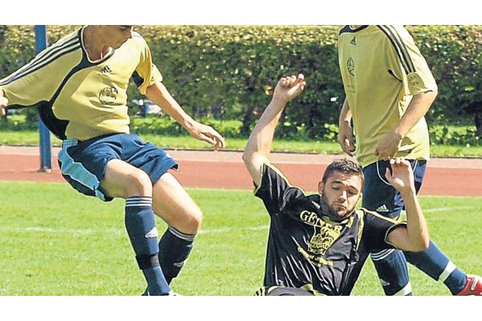 Zu spät gekommen: Dießens Abwehrspieler (links) hatten aufgepasst und konnten beim Schongauer 3:0 klären.