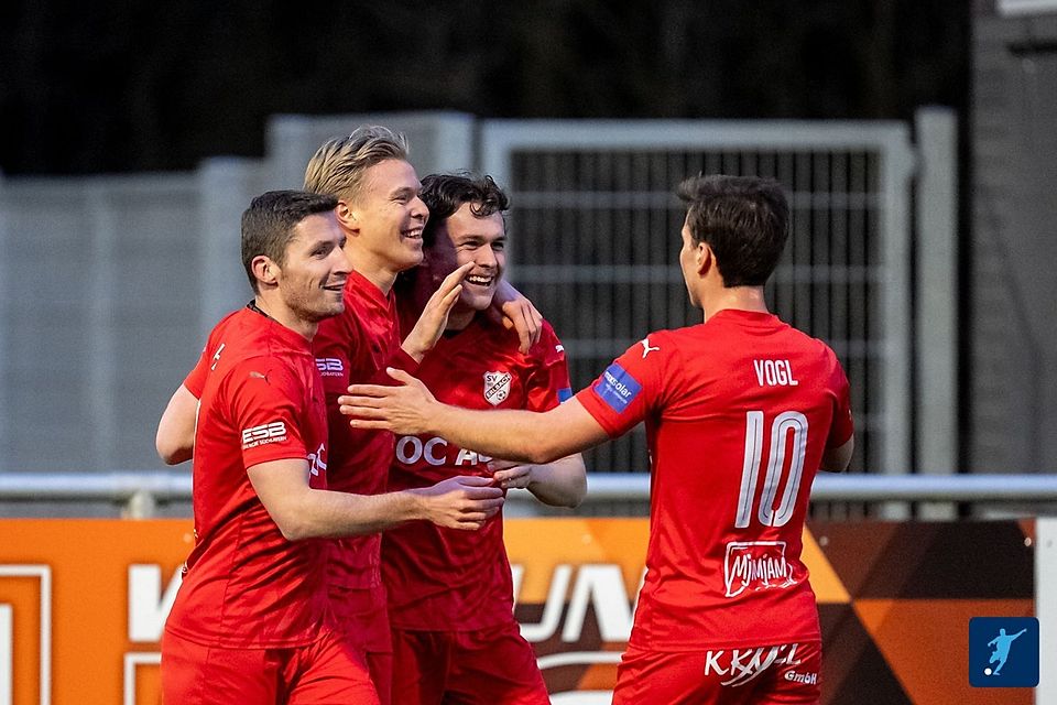 Erlbacher Jubel: Florian Wiedl traf spektakulär zum 1:0