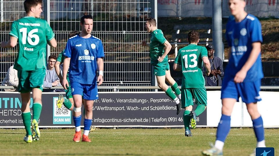 "Pure Freude": Nach seinem Treffer hob Jonas Enzmann ab.