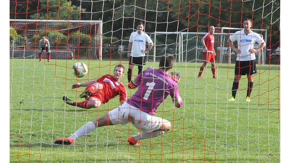 Glücklicher Elfer: UTSG-Elfmeterschütze Pascal Bretschneider befördert Ball beinahe liegend zum 2:1-Sieg seines Teams ins Netz.