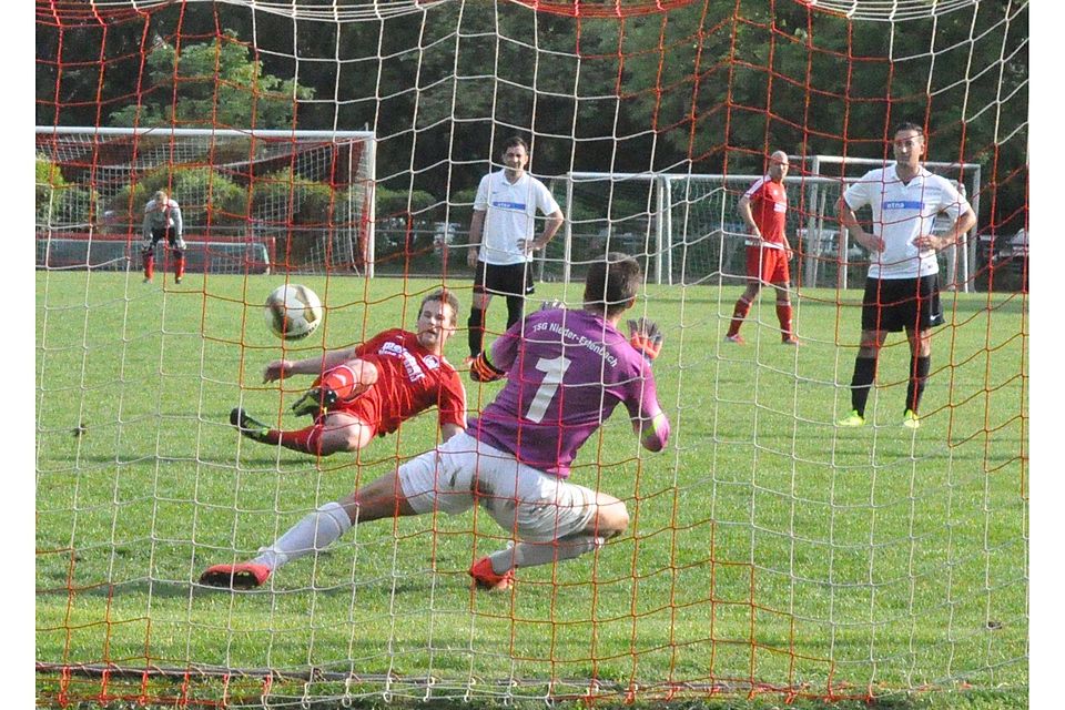 Glücklicher Elfer: UTSG-Elfmeterschütze Pascal Bretschneider befördert Ball beinahe liegend zum 2:1-Sieg seines Teams ins Netz.