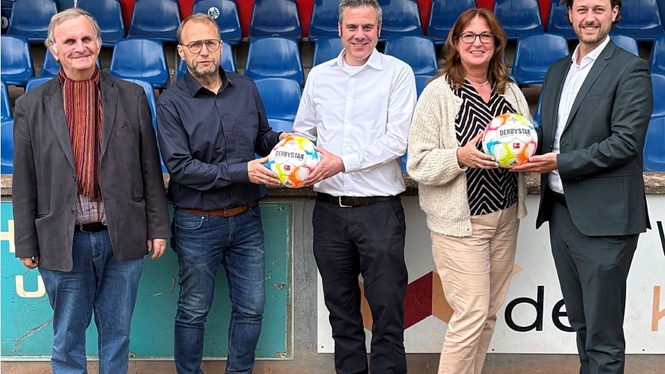 von links. Hubert Hinrichs (Fußballausschuss), Michael Bieck (Sportlicher Leiter TSV Kaldenkirchen), Torsten Trienekens (Filialleiter der Sparkasse Krefeld in Kaldenkirchen), Michaela Stiels (Fußballverband-Niederrhein), Tim Pelzer (Kreisvorstand).  Vorab vielen Dank!
