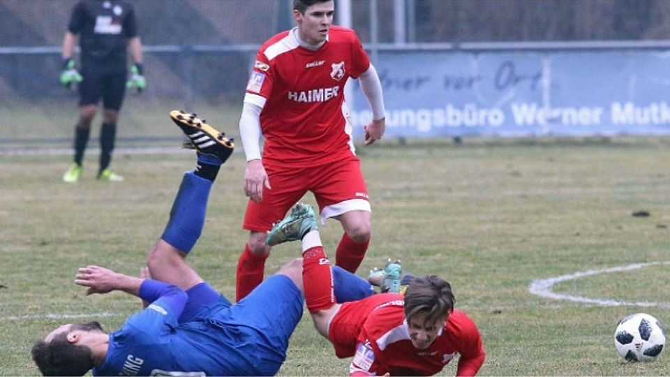 Nicht nur die Partie zwischen dem SC Olching (blaue Trikots) und dem TSV Aindling endete remis. Auch das Bodenduell zwischen Martin Held (im Bild oben) und seinem schwäbischen Gegenspieler, im Hintergrund beobachtet von SCO-Keeper Stefan Held, fand keinen Sieger. Foto: Weber