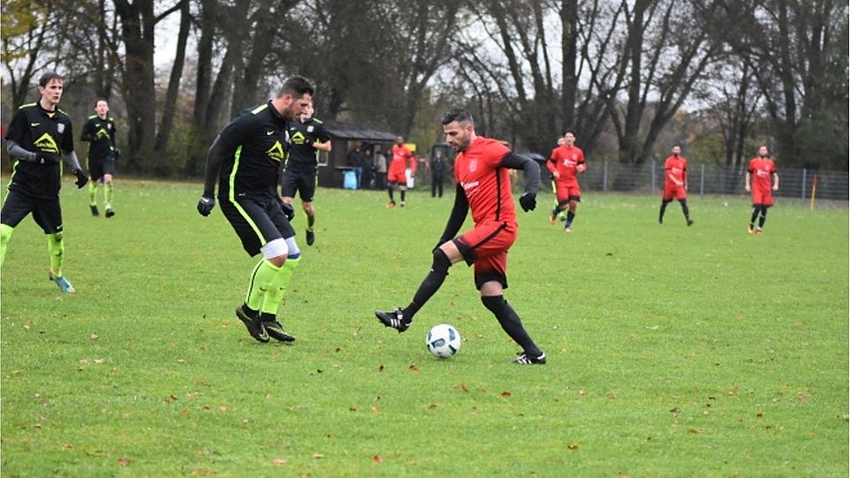 Bobingens Spielertrainer Murat Erdöl (rot) bittet Lagerlechfelds Wesley Baze zum Tanz. Am Ende siegten die Gastgeber verdient mit 4:1.	Foto: Kruppe