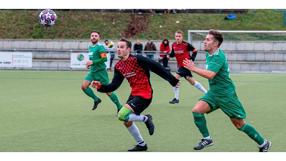 Auch ein Thema am letzten Spieltag der Einfachrunde: Lukas Seibt und der SSV Sechshelden nehmen nicht nur den Ball, sondern auch ihren ersten Saisonsieg in den Blick. Thomas Hiller (r.) und die SG Oberbiel verpassten durch das 2:3 die Aufstiegsrunde. Foto: Jenniver Röczey 