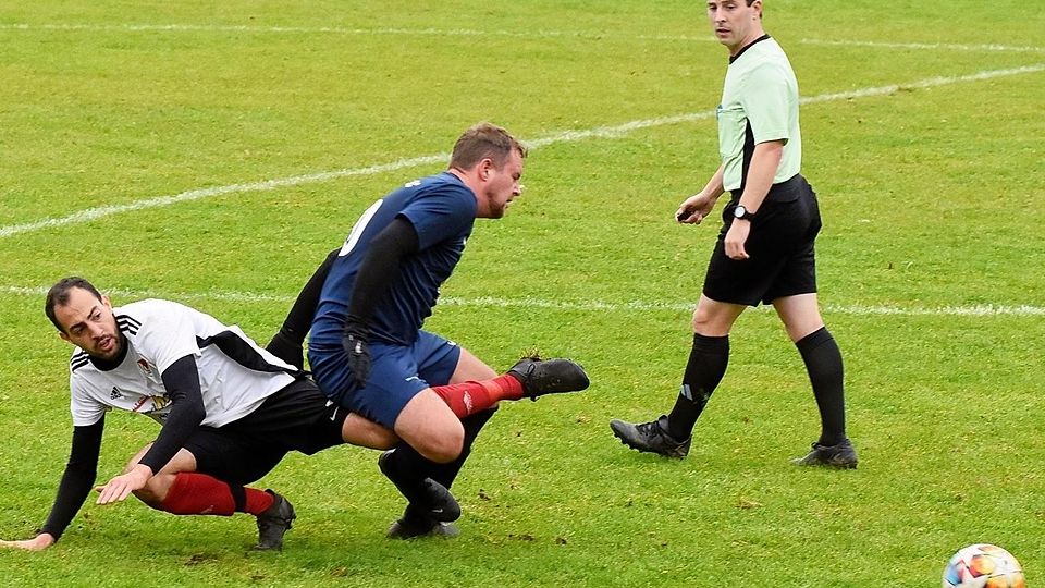 Der FC Puchheim (weißes Trikot) im Spiel gegen den Gautinger SC.