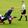 Der FC Puchheim (weißes Trikot) im Spiel gegen den Gautinger SC.