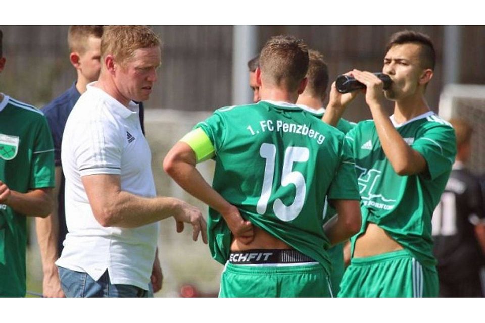 Die Kommandos gibt nun ein anderer: Wiggerl Donbeck (im weißen T-Shirt, im Gespräch mit Kapitän Maxi Kalus) ist als Trainer des FC Penzberg zurückgetreten. Foto: Halmel