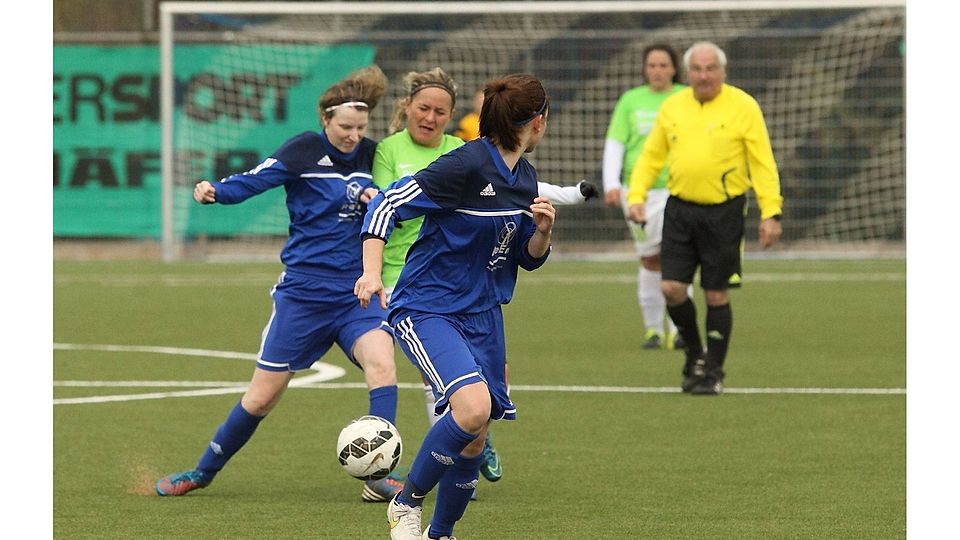 Tina Ruh (links), hier im Zweikampf mit einer Spielerin vom TSV Gau-Odernheim, entschied das Frauen-Turnier zugunsten des FC Marnheim. F: Wolff
