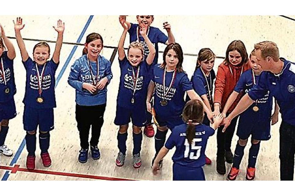 Feiern den dritten Platz bei der Futsal-Kreismeisterschaft: die E-Juniorinnen des Ahlhorner SV ASV